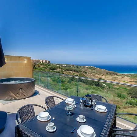 Ultra-modern 3br W/hot Tub + Incredible Sea Views