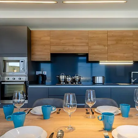 Ultra-modern 3br W/hot Tub + Incredible Sea Views Appartement *