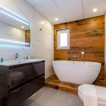 Ultra-modern 3br W/hot Tub + Incredible Sea Views Apartment