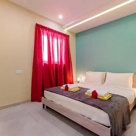 Ultra-modern 3br W/hot Tub + Incredible Sea Views