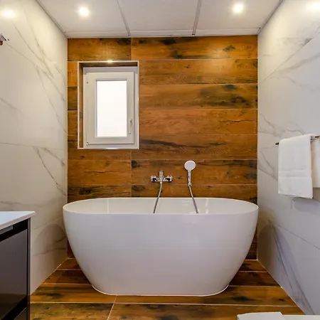 Ultra-modern 3br W/hot Tub + Incredible Sea Views