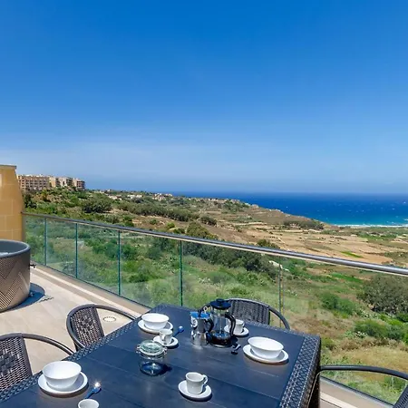 Ultra-modern 3br W/hot Tub + Incredible Sea Views